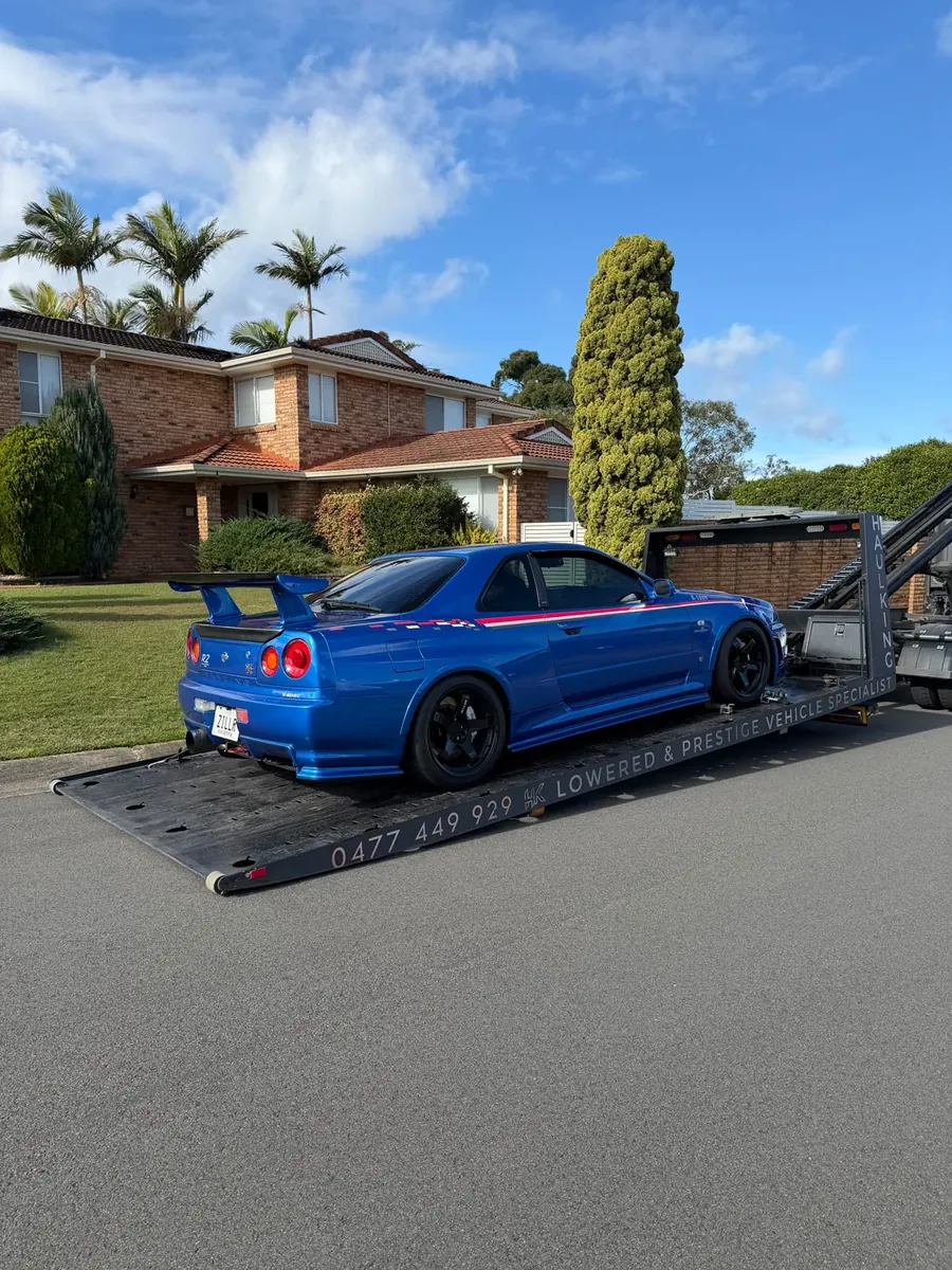 Nissan Skyline GT-R R34 transported by Haul King